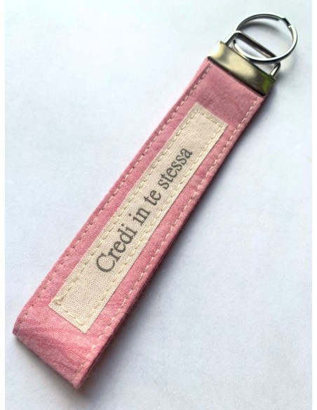 Portachiavi artigianale "Credi in te stessa" - Esclusivo accessorio in stoffa rosa