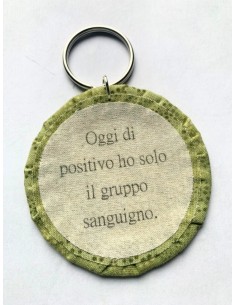 Ciondolo artigianale "Oggi di positivo ho solo il gruppo sanguigno" - Esclusivo accessorio in stoffa verde