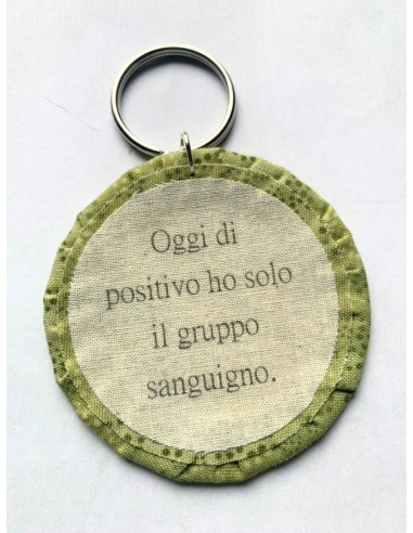Ciondolo artigianale "Oggi di positivo ho solo il gruppo sanguigno" - Esclusivo accessorio in stoffa verde