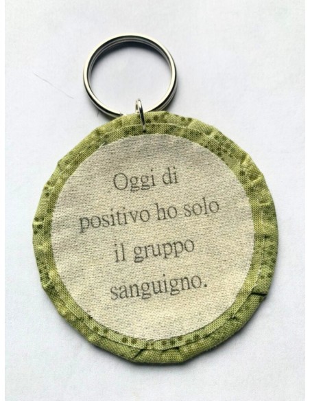 Ciondolo artigianale "Oggi di positivo ho solo il gruppo sanguigno" - Esclusivo accessorio in stoffa verde