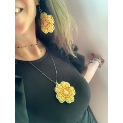 Collana con ciondolo in stoffa a forma di fiore giallo