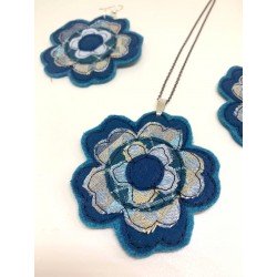 Collana con ciondolo in stoffa a forma di fiore blu turchese