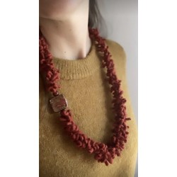 Collana artigianale in lana arancione con perla in ceramica