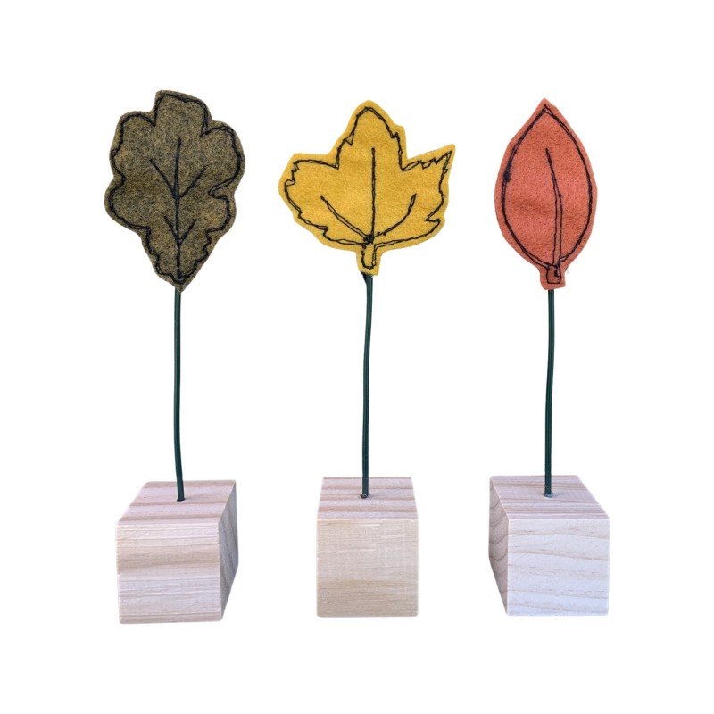 Trio di foglie autunnali su stelo